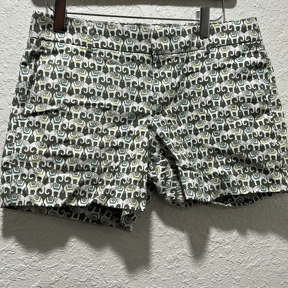 Banana republic elephant 🐘 print Hampton chino shorts size 2 GUC..